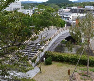 昇龍橋。天に昇る龍を思わせる急こう配が特徴的な橋である。