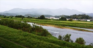写真は現在の由良川。福知山城から5分ほどで歩け、大きな川幅と迫力のある水の流れは今でも健在で、当時の暴れ川としての歴史を物語っている。