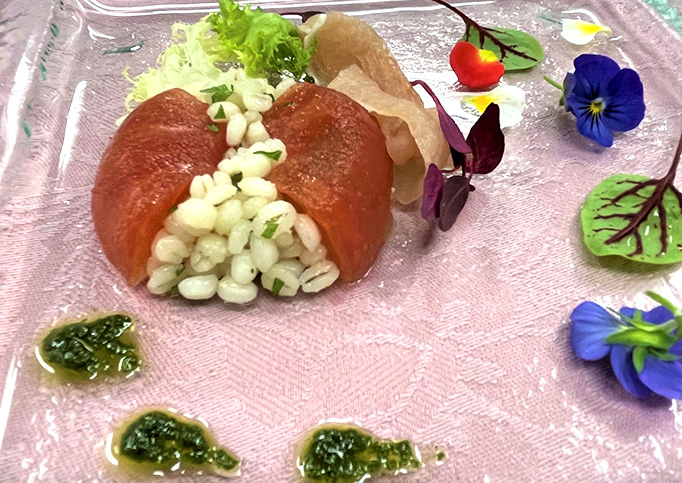 栃木県産トマトともち絹香（もち麦）に生ハムを添えたサラダ仕立て