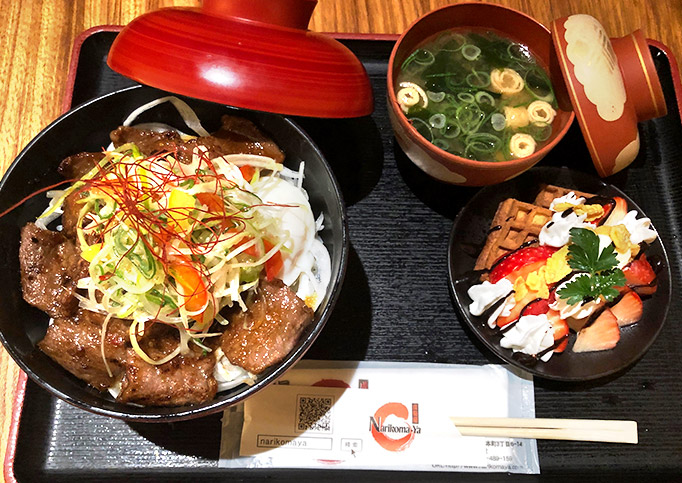 とちぎ和牛カルビ丼～ビビンバ風～（味噌汁付）〈いちごデザート付〉