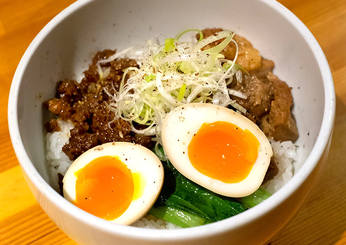 「とちぎの星」肉みそルーローあいがけ丼