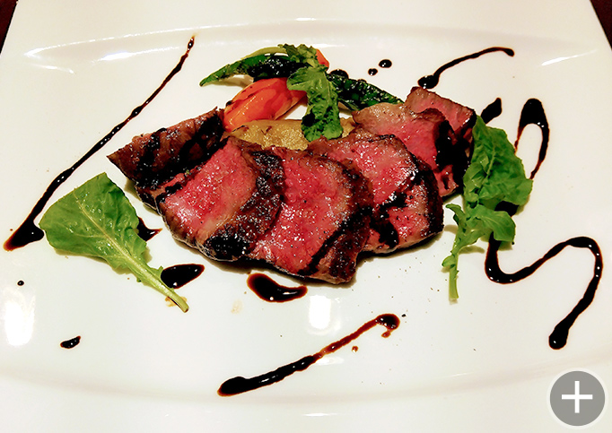 とちぎ和牛 内モモ肉の炭火焼きとナスのキャヴィア仕立て　シェリーヴィネガーとバルサミコのソース