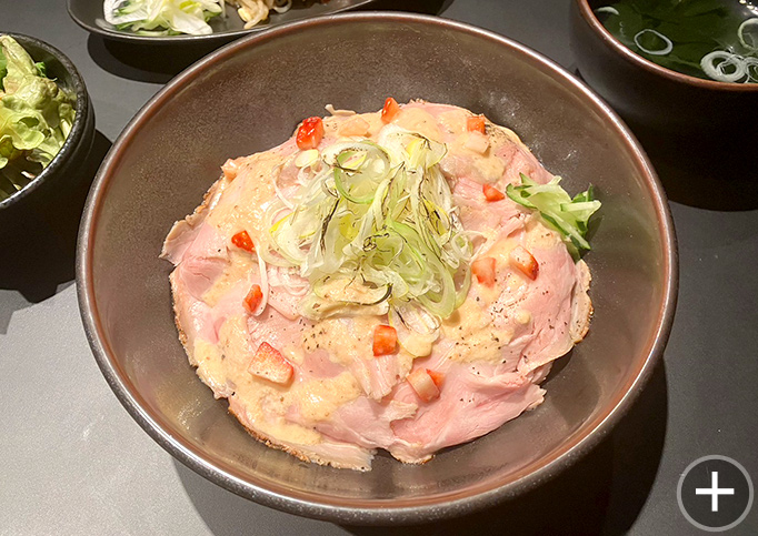 炙りローストポーク丼（サラダ、スープ、小鉢付き） 